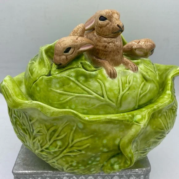 Vintage Holland Mold Green Cabbage Bowl With Lid Featuring Brown Bunnies On Top - Picture 6 of 12